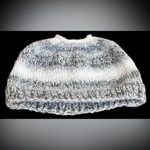 Beanie with ponytail hole